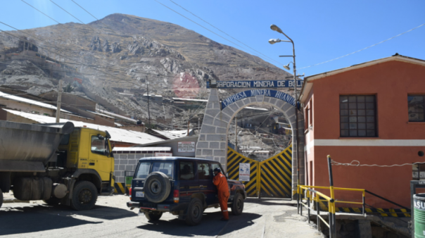 Puerta de ingreso a la Empresa Minera Huanuni. Foto: Luis Fernando Cantoral